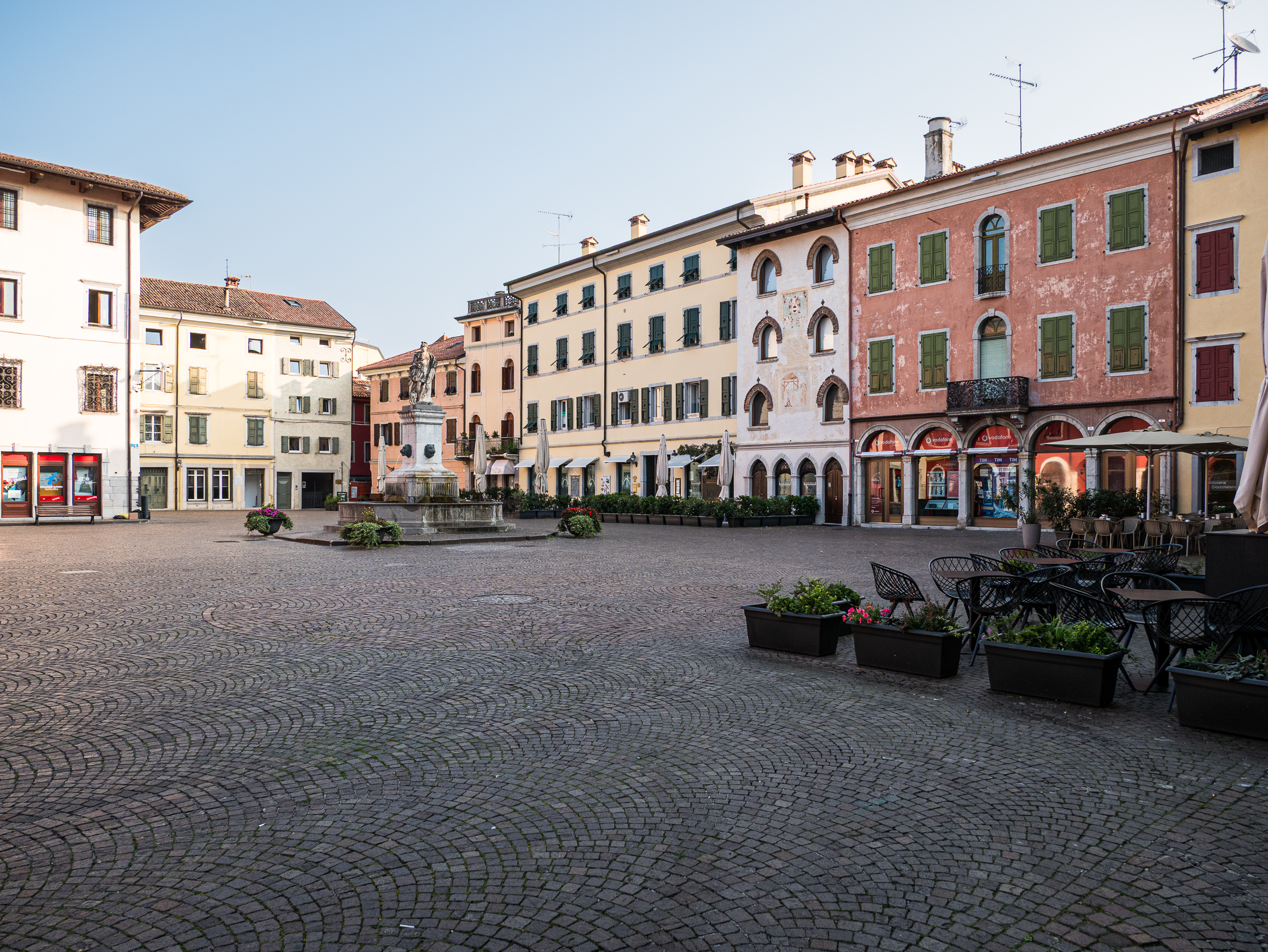 Menschenleere Piazza Paolo Diacono in Cividale am frühen Morgen